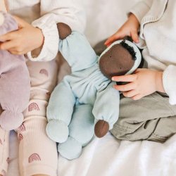 Grimms sd dukke i blt tj - Soft Doll Aqua